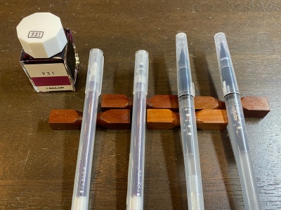 セーラー100色インク「931」と「からっぽペン シリーズ」（左から「ほそ芯」「ほそふで芯」「細筆」「毛筆」